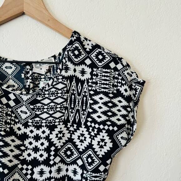 💚 Kirra | black and white pattern top - Picture 2 of 3